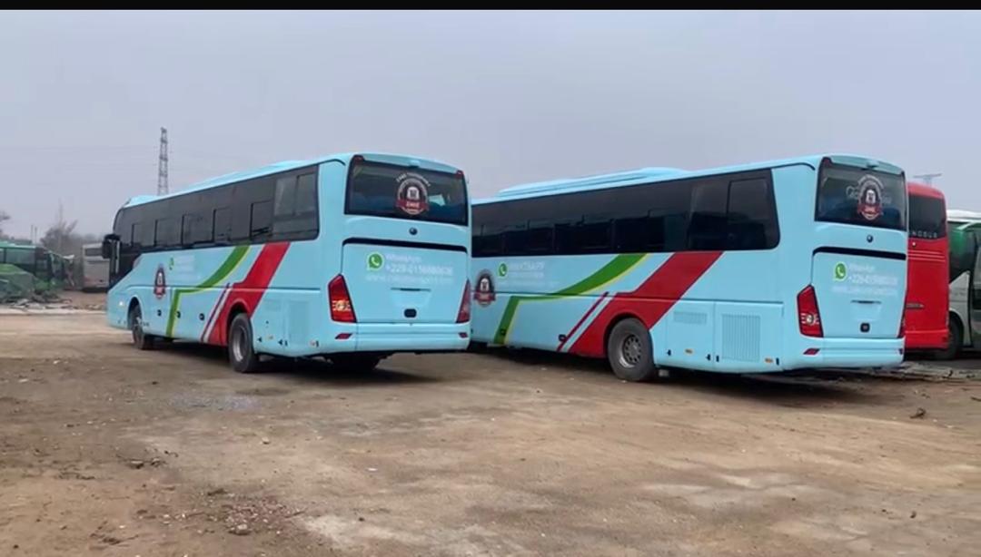 Bus Zake Transport - Vue arrière des bus bleu turquoise